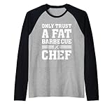 Confíe solo en un gordo chef de barbacoas Amante de la barbacoa Fat Chef Grill Chef Camiseta Manga Raglan