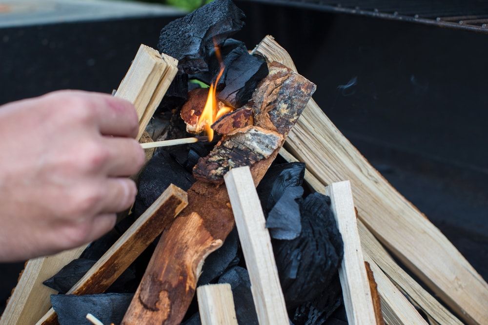 cómo encender una parrilla de carbón-