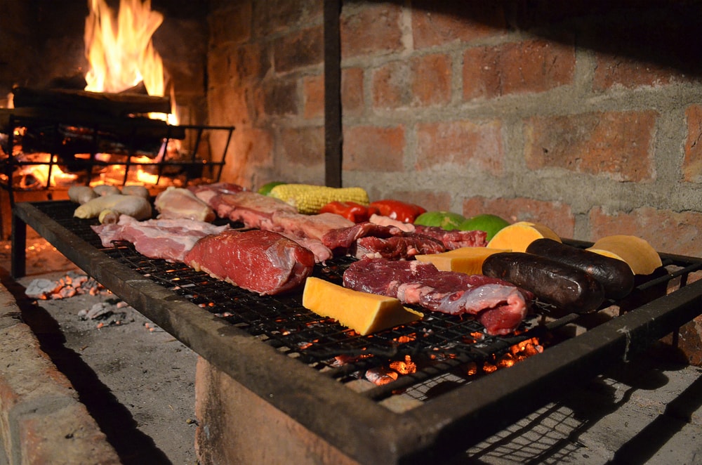 cómo encender una barbacoa de leña